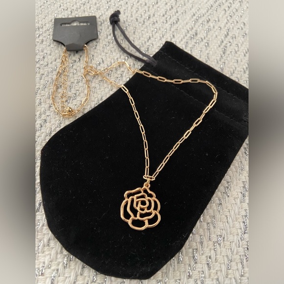 NWT! Beautiful link chain necklace with camellia flower pendant. - Picture 10 of 11